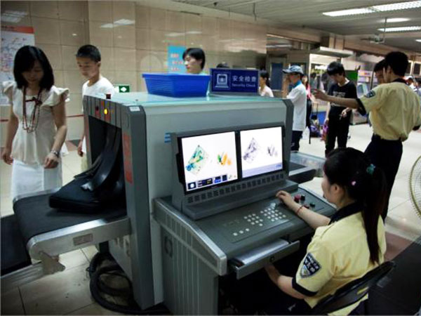 坐地鐵時的x光安檢機是檢查什麽的